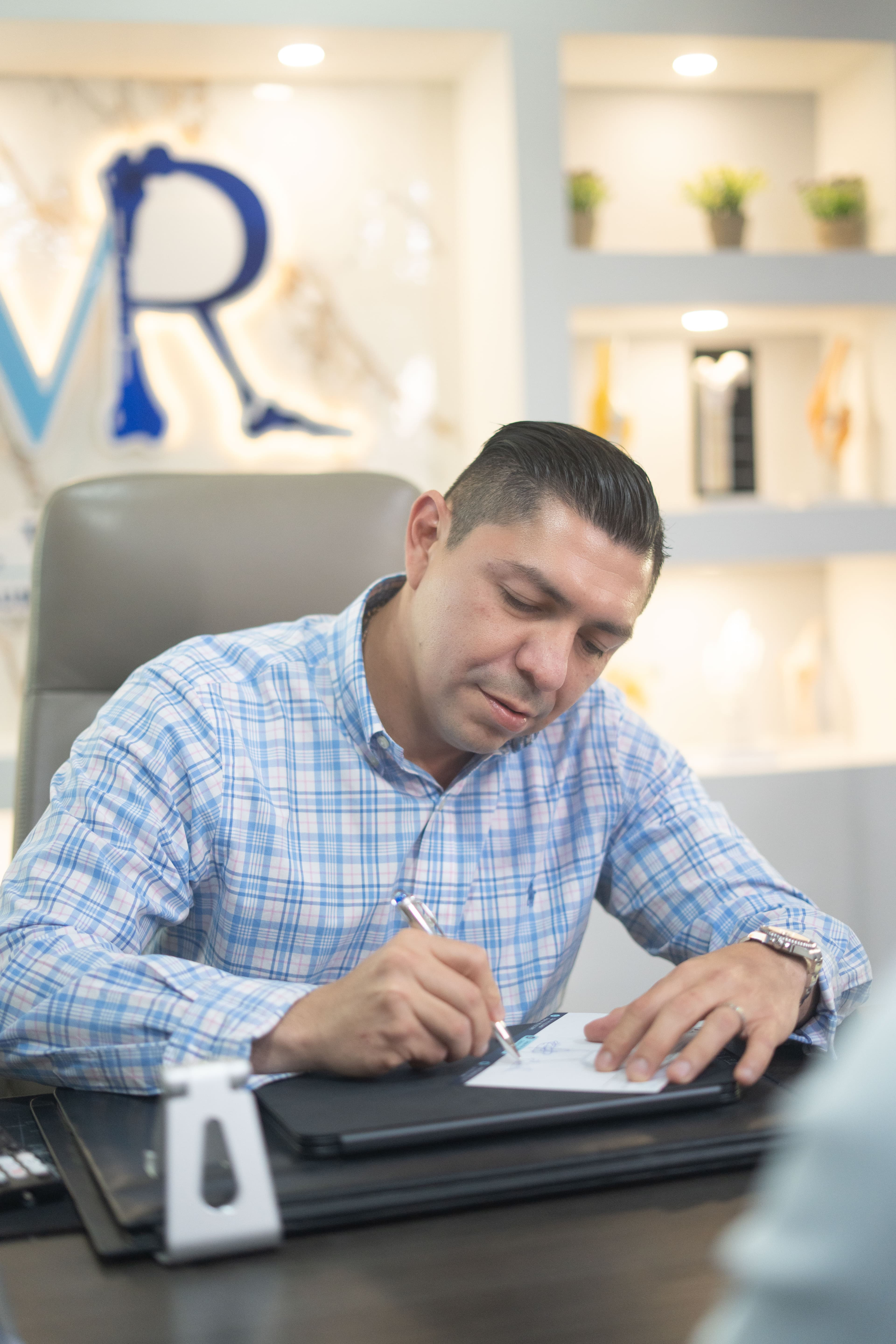 Dr. Victor Robles en procedimientos quirúrgicos